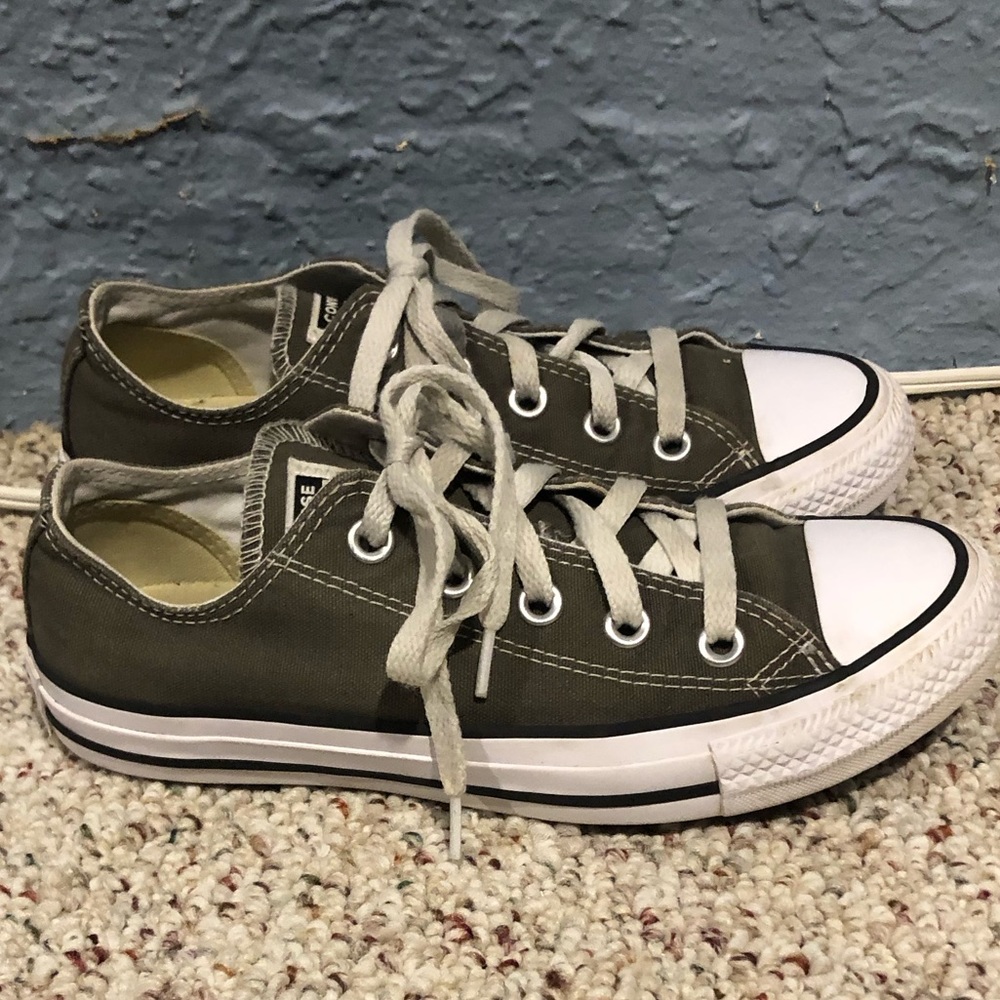 Converse women’s size 6 mens size 4 gray sneakers.